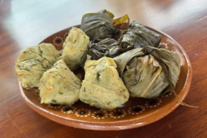 Corundas de ceniza y rellenas
