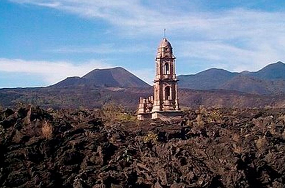 En el corazón de Michoacán, la tierra no solo sostiene pueblos, sino que también guarda secretos bajo agua, lodo y lava