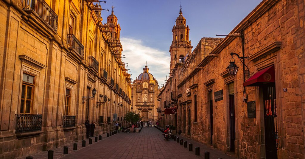 Iniciar un recorrido en la imponente Catedral de Morelia es como abrir un libro antiguo lleno de secretos, campanas y cantera rosa