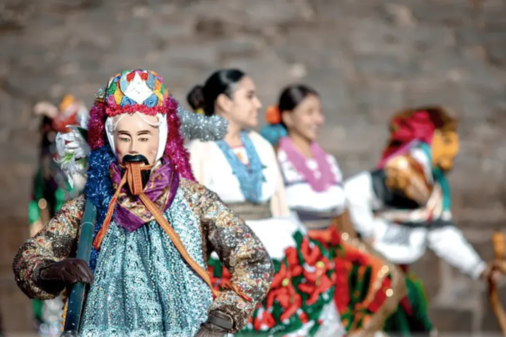 Cada enero, el pueblo de Nuevo San Juan Parangaricutiro, en la región purépecha de Michoacán, se llena de color, música y tradición