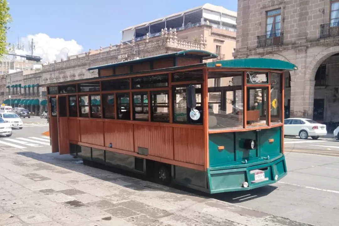 Tranvía recorriendo el Centro Histórico de Morelia