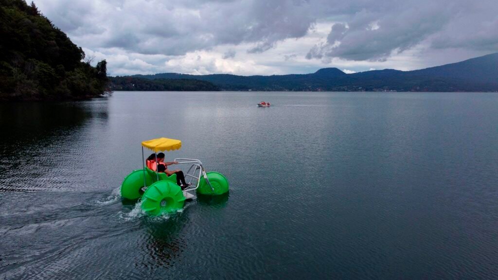 Actividades deportivas en el lago de Zirahuen Actividades en Zirahuén como paseo en lancha sobre aguas tranquilas, fotografía de SECTUR Michoacán