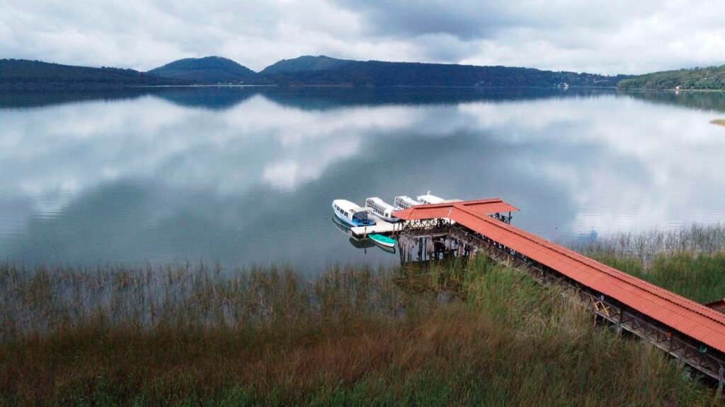 Embarcadero del lago Zirahuen Embarcadero del Lago de Zirahuén con bosque de pinos, turismo en Michoacán, imagen de SECTUR Michoacán