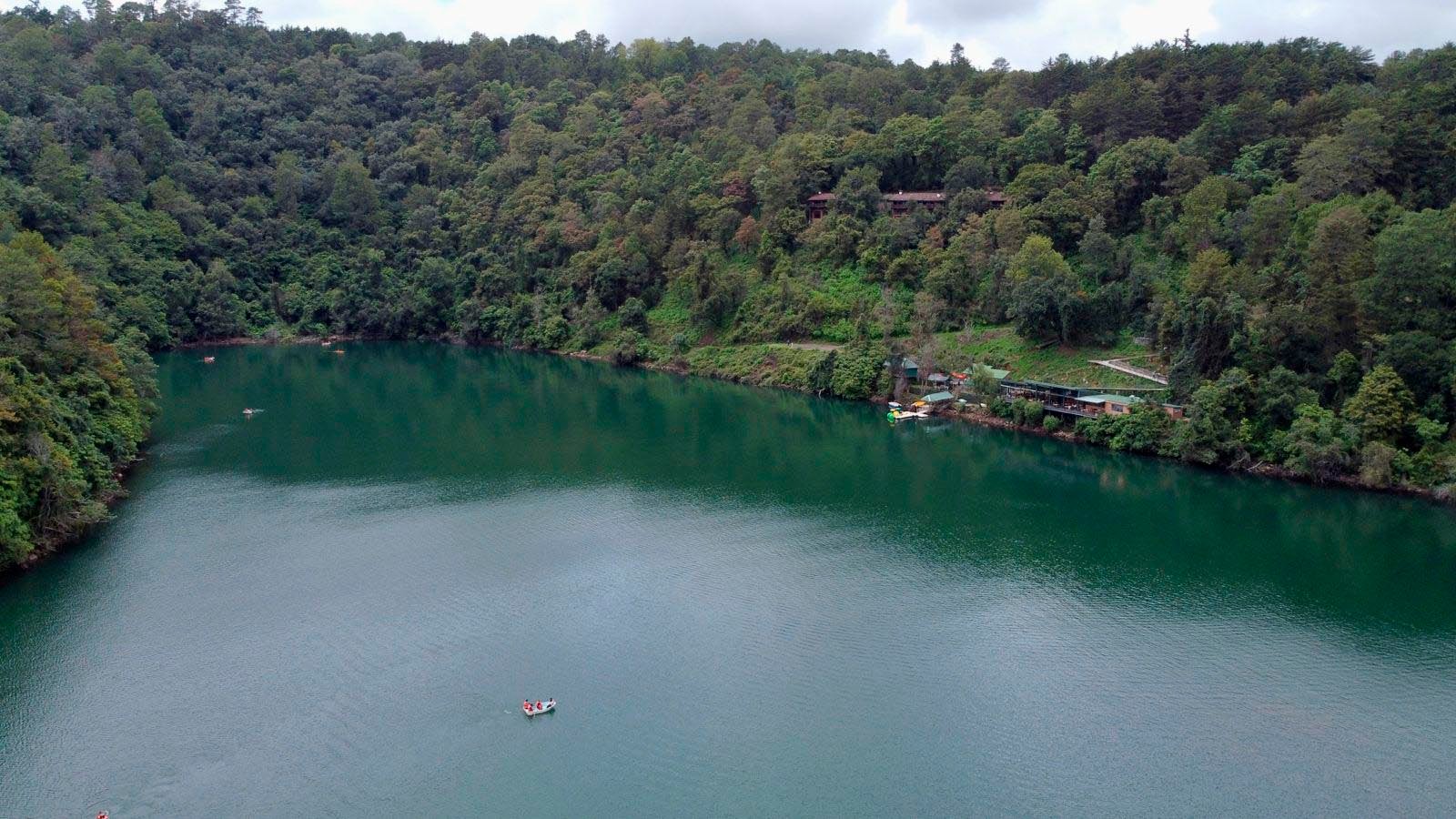 Lago de Zirahuén en Michoacán con agua cristalina rodeada de pinos, imagen de SECTUR Michoacán