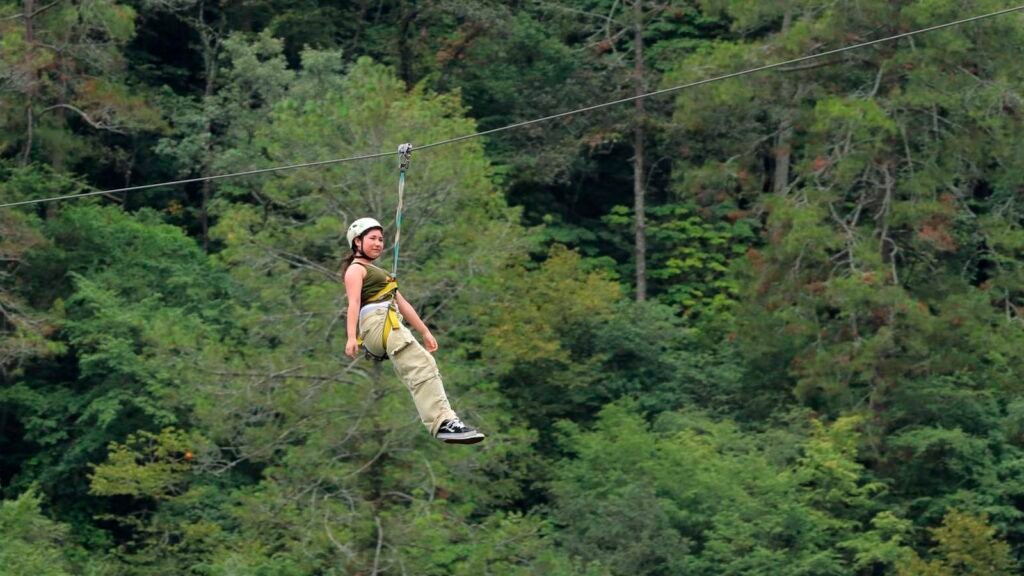 Tirolesa en Zirahuen Actividades en Zirahuén como cruzarlo en tirolesa sobre aguas tranquilas, fotografía de SECTUR Michoacán