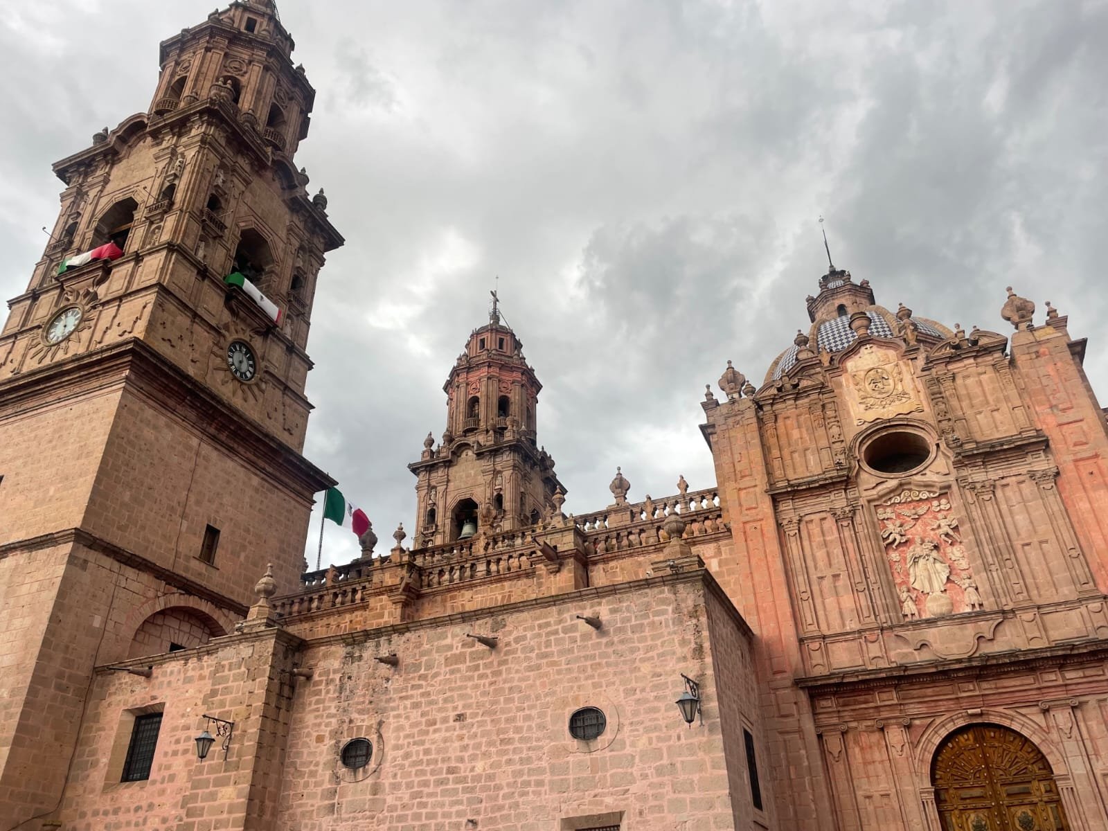 Vista lateral de la Catedral de Morelia, Michoacán