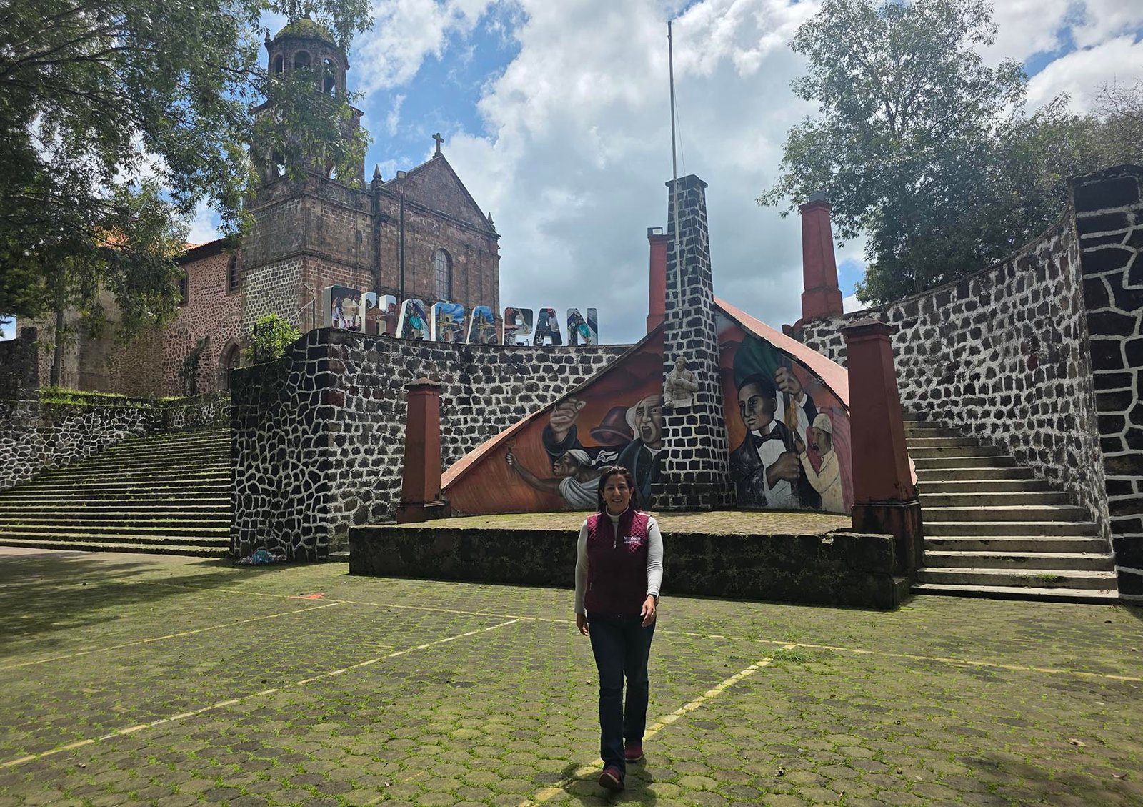 Iglesia y monumento en la plaza de Charapan, Michoacán